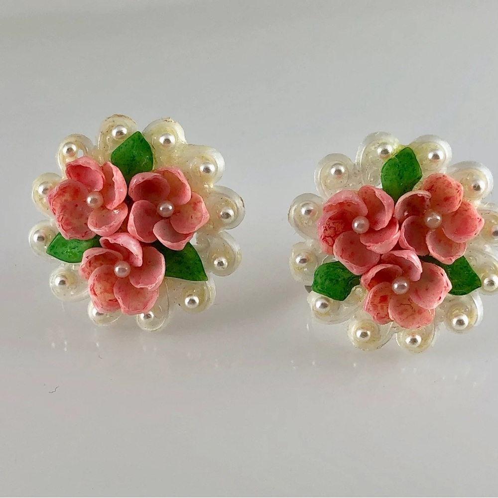 50s Sea Shell Earrings Pink Floral Novelty Faux Pearls Scalloped edge Screw Back - Picture 7 of 8